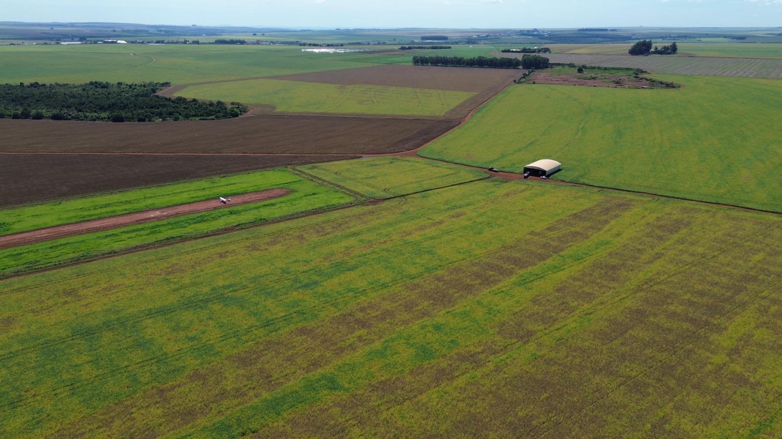 Vista aérea de propriedade rural com pista e hangar, registro de vistoria técnica