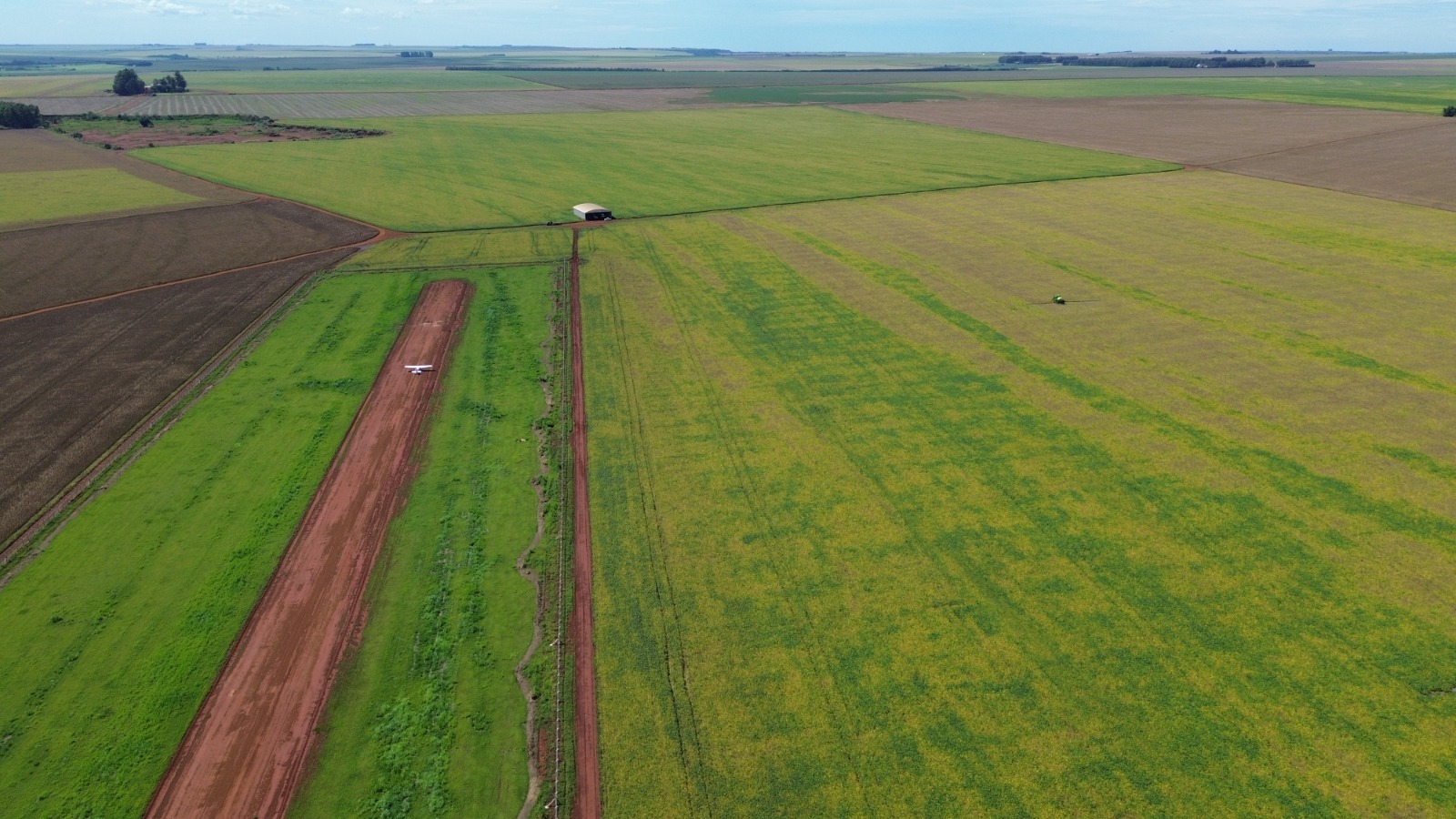 Vista aérea de área rural produtiva com pista de pouso, registro de vistoria técnica